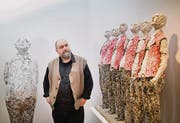 Vaclav Elias inmitten seiner Figuren (rechts die Arbeit «Männer-Chörli»). (Bild: Urs Bucher)
