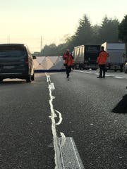 Die Polizei hat die Unfallstelle mit Sichtschutz abgeschirmt. (Bild: Simon Dudle)
