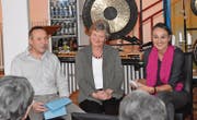 Werner und Franziska Manser berichten im Gespräch mit Cristina De Biasio von der Alzheimervereinigung von ihrem Alltag (von links). (Bilder: Urs M. Hemm)