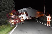 Der 43 Meter lange Schwertransporter blieb auf einem Bahnübergang stecken. (Bild: Kapo SG)
