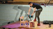 Dominic Deville gibt Frontalunterricht im ausgedienten Degersheimer Hallenbad. (Bild: Michael Hug)