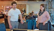 Pascal und Petra Fischbacher im heimeligen Café in Mosnang. Bäckerei-Konditorei und Café sind bereits in Betrieb. (Bild: Peter Jenni)