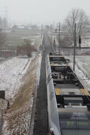 Ein Zug der S8 nähert sich auf dem Weg nach Süden der Thurbrücke in Ulisbach. (Bild: Martin Knoepfel)