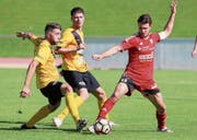 Der FC Bazenheid (rot, im Bild Christof Gebert) beendete die Saison ohne Niederlage und ohne Punktverlust. (Bild: Mario Gaccioli)