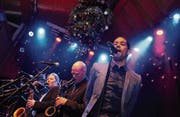 Wo der Christbaum an der Decke hängt: The Soulvision Allstars mit Rich Fonje als Leadsänger auf der «Eintracht»-Bühne. (Bild: Michael Hug)