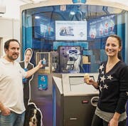 Matthias Gehring mit einer Testperson vor seinem Roboter an der Schlaraffia in Weinfelden. (Bild: Reto Martin)