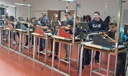 Schülerinnen und Schüler der Oberstufenzentren Oberriet und Montlingen beteiligten sich am Wettschiessen in der Schiessanlage Blatten in Oberriet. (Bild: pd)
