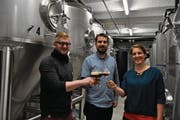Stossen auf die Zukunft der Brauerei St. Johann an (von links): der scheidende Brauer Max Lechner, der neue Braumeister Christian Dierken und Geschäftsführerin Christine Meyer. (Bild: Sabine Schmid)