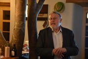 Max Lemmenmeier referierte zum Generalstreik, der sich zum 100. Mal jährt (Bild: Ruben Schönenberger)