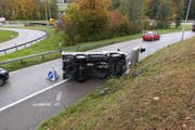 Der Lieferwagen touchierte die Leitplanke, prallte frontal in das Betonelement des Wechselsignals und kippte danach um. (Bild: Kapo SG)