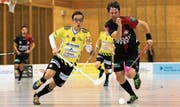 Kämpfte beherzt um jeden Ball: Kaj Oehler von den Gators (links) im Sprintduell. (Bild: Lars Tinner)