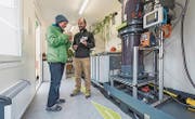 Bastian Etter (rechts) hat in einem Container an der Olma den Besuchern gezeigt, wie aus Urin Dünger entsteht. (Bild: Hanspeter Schiess)