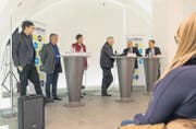 Kaspar Surber, Thomas Wepf, Barbara Gysi, Moderator Stefan Keller sowie Thomas Minder und Lukas Reimann im Hofkeller. (Bild: Hanspeter Schiess)