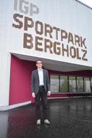 Wispag-Geschäftsführer Marcel Schneller vor dem Eingang des Sportparks Bergholz. (Bild: Gianni Amstutz)