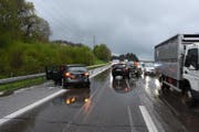 Viele der Fahrzeuglenker waren bereits mit Sommerpneus an ihren Fahrzeugen unterwegs. (Bild: Kapo SG)