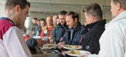 Restaurantbetrieb im neuen Feuerwehrdepot. Gestern mittag liessen sich die Handwerker auf Einladung der Gemeinde kulinarisch verwöhnen. (Bild: Andrea Häusler)
