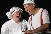Eric Gadient und Olli Hauenstein (von links) führen am «Kulturzyklus Kontrast» ihr Stück «Clown Syndrom» auf. (Bild: PD)