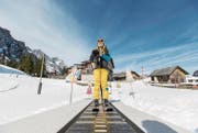 Asiaten, die zum ersten Mal in ihrem Leben auf Ski stehen, bergen Potenzial für den Schweizer Tourismus. (Bild: Gaëtan Bally/KEY (Titlis, 29. März 2014))