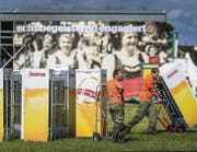 Zivilschützer helfen beim Aufbau fürs Nordostschweizerische Jodlerfest mit. Die Zelte stehen bereits, es stehen aber noch viele kleine Arbeiten an. (Bild: Michel Canonica)