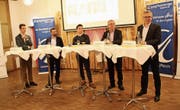 Die Podiumsteilnehmer an der No-Billag-Debatte der Jungfreisinnigen in Wattwil (von links): Noah Menzi, Olivier Kessler, Ramiz Ibrahimovic (Diskussionsleiter), Thomas Ammann und André Moesch. (Bild: Martin Knoepfel)
