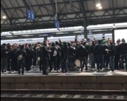 Rund 200 FCSG-Fans haben sich vor dem Spiel gegen die Zürcher Grasshoppers am Hauptbahnhof St.Gallen versammelt. Einige von ihnen sind auf die Geleise gestiegen und haben Pyros angezündet. (Bild: red)