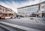Der Perimeter geht bis zur Treppe: Die neue Bibliothek könnte dereinst den ganzen Blumenmarkt beanspruchen. (Bild: Urs Bucher)