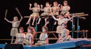 Turner im Dress von Götzi: Die Show des TV Gossau bot auch geschichtliche Elemente. (Bild: Ralph Ribi)