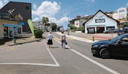 Einmündung von der Lerchenfeld- in die St. Peterstrasse in Wil: Die Randsteine markieren das Trottoir und zeigen damit deutlich an, dass die Fussgänger Vortritt haben. (Bild: Hans Suter)