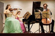 Noëlle Grüebler (links), Andrea Wiesli und Jonas Kreienbühl bei ihrem Auftritt in Niederuzwil. (Bild: Vroni Krucker)