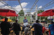 Public Viewing beim Silberturm: Gestern – beim Spiel Italien gegen Schweden – standen bereits die Stahlträger fürs neue Dach. (Bild: Michel Canonica)