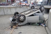 Der 84-jährige Unfallverursacher bretterte durch einen Zaun und ist auf dem Dach seines Autos in eine Tiefgarageneinfahrt gelandet. (Bild: pd)