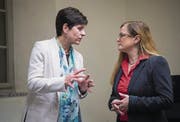 Patrizia Adam (links) und Maria Pappa vor der eigentlichen Diskussion im Gespräch. (Bild: Ralph Ribi)