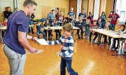 Am Ende gab's von Kursleiter Fabian Breu ein Diplom für die erfolgreiche Teilnahme. Hier bekommt grad Jan Fässler aus Rebstein seines. (Bild: Max Tinner Luechingen)