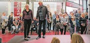 Viel Beachtung fand die Modeschau im Rhyland-Foyer; die Zuschauer freuten sich über die gekonnten Auftritte der Hobby-Models aus Widnau. (Bilder: Maya Seiler)