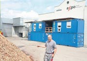 Organische Abfälle verwerten, ohne störende Gerüche zu hinterlassen: Werner Bachmann, Betriebsleiter der Axpo-Kompogasanlage in Niederuzwil, erläutert die baulichen Investitionen. (Bild: Philipp Stutz)