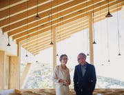 Einweihung neues Restaurant auf dem Chäserrugg: Melanie Eppenberger mit Architekt Pierre de Meuron bei der Besichtigung (Bild: Urs Bucher (Urs Bucher))
