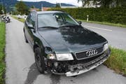 Der beschädigte Wagen des Unfallverursachers. (Bild: Kapo SG)