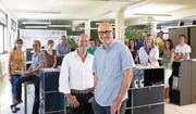 Das Architekturbüro Hautle & Partner AG in neuen Händen: Architekt, Inhaber und Geschäftsführer Urs Spirig (vorne) und Inhaber und Baubiologe Camillo Fehr (hinten) mit ihrem Team. (Bild: pd)