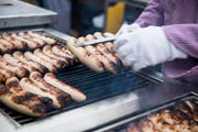 Die geehrten Personen durften ihre Bratwurst im VIP-Bereich geniessen. (Bild: Mareycke Frehner)