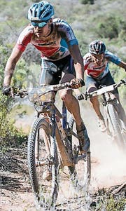 Simon Vitzthum (vorne) und Martin Fanger beendeten das Cape Epic in Südafrika auf dem 17. Rang. (Bild: pd)