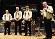 Marcel Lenherr (rechts) ehrt die drei noch aktiven Gründungsmitglieder: (von links) Gebhard Seitz, Guido Seitz und Hans Federer. (Bild: Max Pflüger)