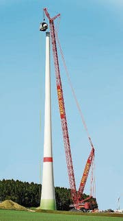Der neue Kran der Emil Egger AG erreicht 222 Meter Höhe. (Bild: PD)