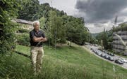 Hansjürg Albrecht auf der Wiese, auf der das Alterszentrum entstehen soll. Hinter ihm ist sein eigenes Grundstück. (Bild: Michel Canonica)