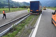 Durch die Kollision wurde die Mittelleitplanke der Gegenfahrbahn eingedrückt. Der Lastwagen kam erst im Grünstreifen zwischen den beiden Fahrbahnen zum Stillstand. (Bild: Kapo SG)