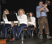 Die Musikgesellschaft spielt eine bayrische Polka. (Bild: Andrina Zumbühl)