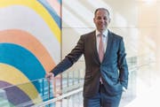 Ein entspannter Helvetia-Chef Philipp Gmür an der Bilanzmedienkonferenz. (Bild: Melanie Duchene/Keystone (Zürich, 5. März 2018))