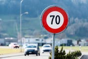 Ein Autofahrer fuhr in eine Verkehrstafel (hier in Au). (Bild: Keystone/Symbol)