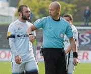 Konterte die Kritik mit einer guten Leistung: Schiedsrichter Sébastien Pache, hier im Gespräch mit Wils Murat Akin. (Bild: Emotionfocus)