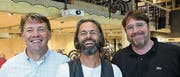«The Lab»-Coach Christian Bättig, Architekt Dani Burkhart und Bike-Spartenleiter Tom Brown (von links) anlässlich der Eröffnung der Räumlichkeiten. (Bild: Peter Hummel)