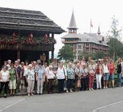 Gruppenfoto vor dem Wohnhaus von Bruder Klaus (links) und dem Jugendstilhotel Paxmontana. (Bild: PD)